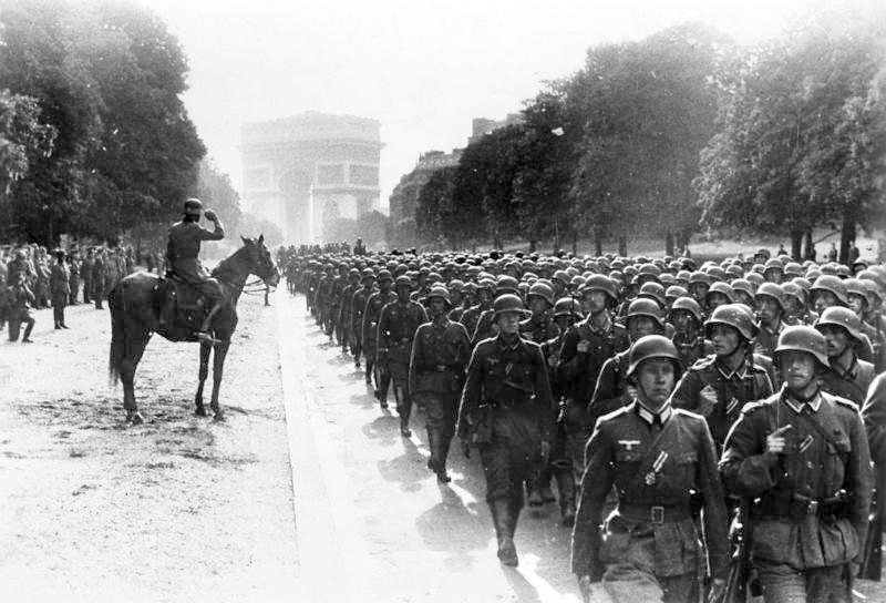 德国第30步兵师士兵于 1940 年 6 月 14 日在福煦大街行进